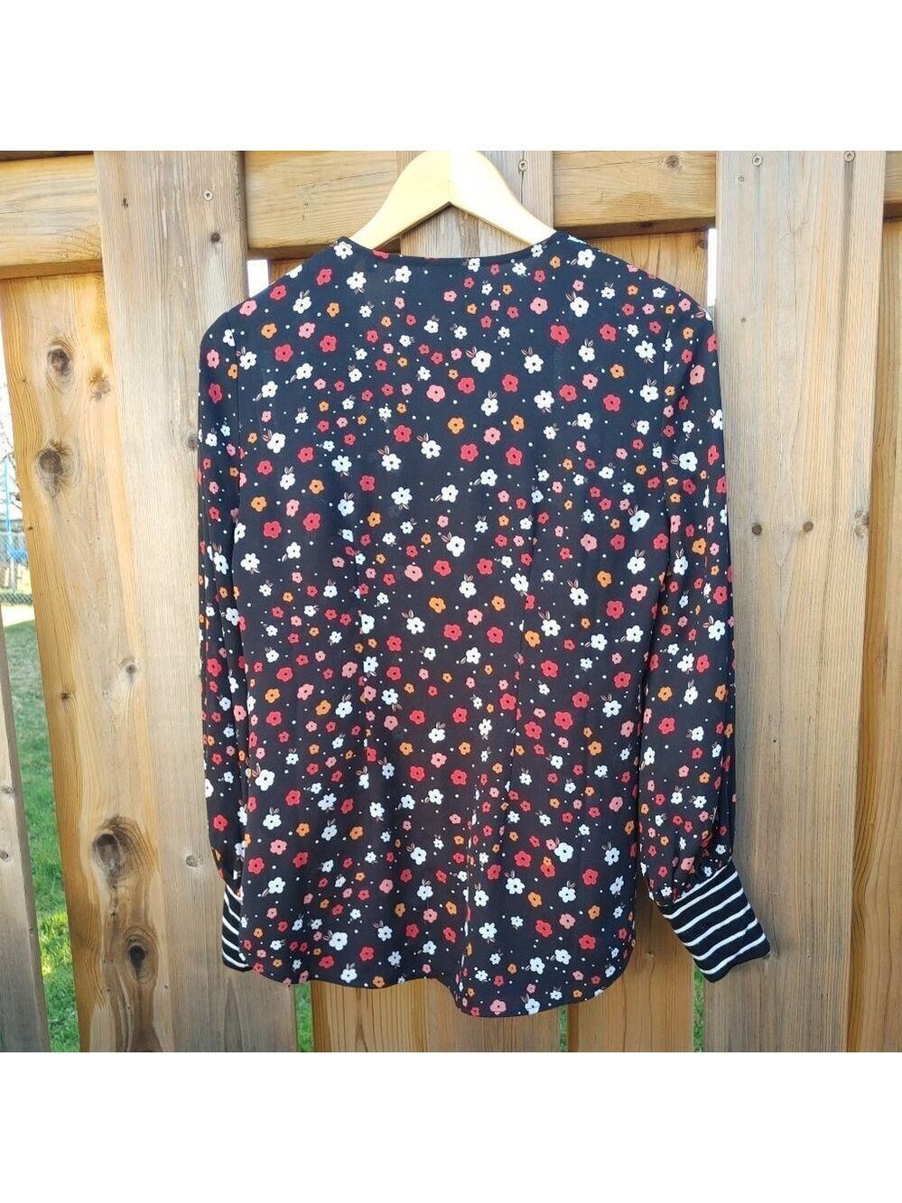 Lovely CABI Floral Blouse Women's XL Deep V neck Striped Cuffs - Picture 8 of 8